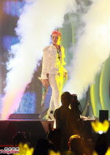 组图：BigBang火热开唱 座无虚席粉丝high翻场