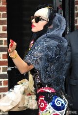 组图：Lady Gaga火辣造型录影 向歌迷献吻撒花