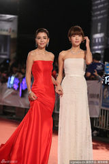 组图：邱泽绯闻女友李毓芬红裙艳丽 力拼郭雪芙