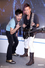 组图：范逸臣阿龙组酷爱乐团 为站台炒气氛