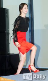 组图：金泰熙甜美站台 V领透视裙小秀性感