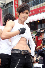 高清组图：LOLLIPOP F预售新碟 秀身材男孩变男人