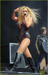 组图：钱婆kesha豪放开唱大劈叉狂开腿