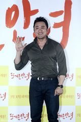 高清组图：《火热的告别》试映 洪基斑马装搞怪