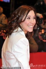 组图：女星西贝尔-凯基莉白色西服配纱裙个性时尚