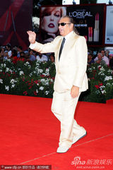 组图：《硬纸盒小镇》首映 导演埃曼诺牵爱妻亮相