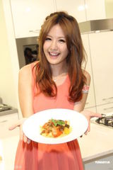 组图：安心亚大展厨艺积极收歌筹备新碟