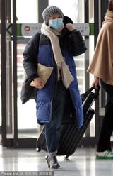组图：周迅口罩遮面现身 着臃肿羽绒服抱热水袋
