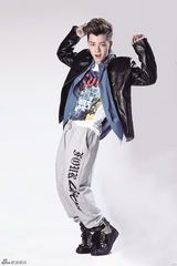 组图：王栎鑫演绎时尚潮搭 表情搞怪大变身