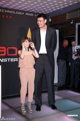 幻灯图：姚明萧亚轩为名品站台 相拥拍照身高悬殊