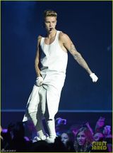 组图：19岁比伯登台脱衣秀硬挺胸肌