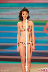 组图：港姐泳装秀热辣美胸 蛮腰翘臀各展风情