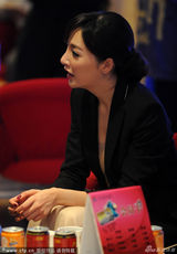 组图：王励勤女友礼服勒胸秀性感事业线