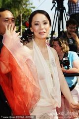 组图：《朱花之月》首映礼 河濑直美携儿子亮相