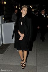 组图：斯嘉丽穿黑色及膝裙裹大衣美丽冻人