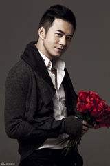 组图：杨奇鸣情人节写真手捧玫瑰绅士范