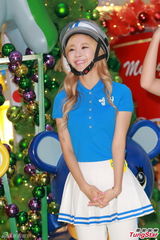 组图：Crayon Pop戴头盔现身握手会 大跳热舞