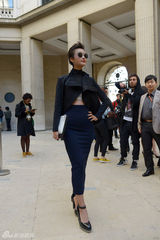 组图：张歆艺巴黎时装周看秀 酷炫黑超遮面霸气