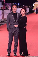 组图：陶晶莹黑裙典雅 挽老公李李仁秀恩爱