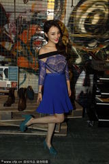 组图：辣妈李小璐秀丰满上围 骑木马拒走光