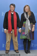 幻灯图集：《谜团》发布会 主创红围巾抢镜