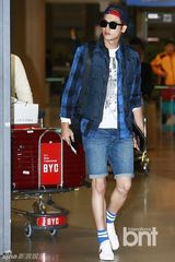 组图：帝国之子朴炯植返韩 休闲装潮范儿十足