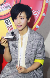 组图：苗圃短发LOOK现身 造型帅气惊艳全场