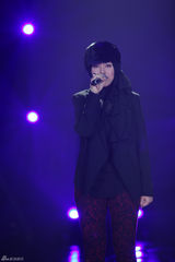 组图：周笔畅睡衣扮猫女 邓紫棋自弹自唱