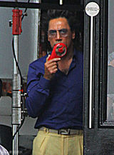 组图：《法律顾问》片场 哈维尔-巴登造型雷人