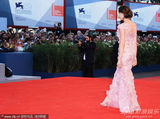 组图：威尼斯闭幕红毯 卡斯特粉群亮相优雅迷人