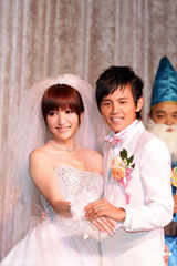 组图：“浩角翔起”组合大婚 否认怀孕传闻锤肚子