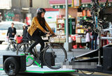 组图：梅根-福克斯《忍者神龟》片场帅气骑单车