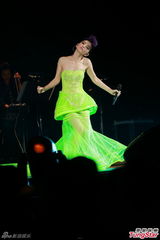 组图：S.H.E合体香港开唱 Selina感触落泪