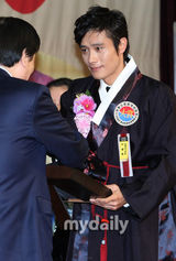 幻灯图：李秉宪出席第9届“光荣的韩国人”颁奖礼