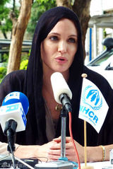 组图：安吉丽娜巴基斯坦开发布会 呼吁援助洪水灾民