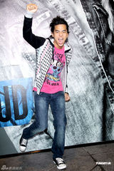 组图：柯有纶为服装助阵演出 透露新专辑12月发行