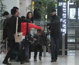 组图：蒋勤勤陈建斌夫妇携子现身机场