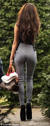 组图：人妻考特尼疑背老公偷腥 挺巨波勾引帅男