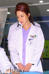 组图：探班《急诊男女》 宋智孝崔振赫救人忙