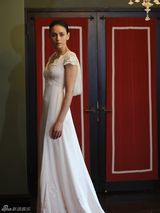 组图：朱莉十款婚纱礼服曝光 知名设计师操刀