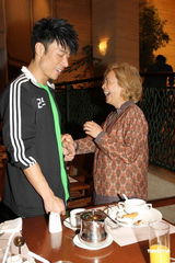 组图：许志安25周年演唱会落幕 郑秀文等捧场