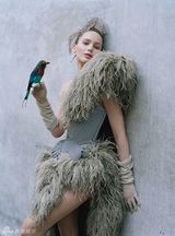 组图：詹妮弗-劳伦斯登杂志封面 鸟儿造型另类