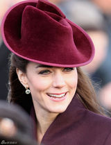 高清图：英国王室圣诞节现身教堂凯特帽子抢眼
