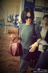 组图：王菲民族风装扮游丽江古镇素颜逛街