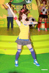 幻灯图：黑涩会美眉参加世界杯活动 看球不为看帅哥