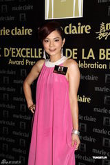 组图：杨幂露肩红裙出席颁奖礼 Ella粉长裙惊艳  