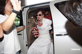 高清图：婆婆拉姑白裙抵达养和医院 笑对媒体打招呼