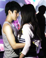 组图：柳岩与泰版《浪漫满屋》Mike贴身热舞