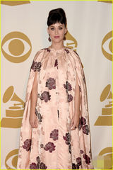 组图：水果姐长袍加身扮公主 花朵满身似床单