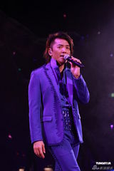 组图：郑伊健开唱秀肌肉与女模热舞 蒙嘉慧现身支持